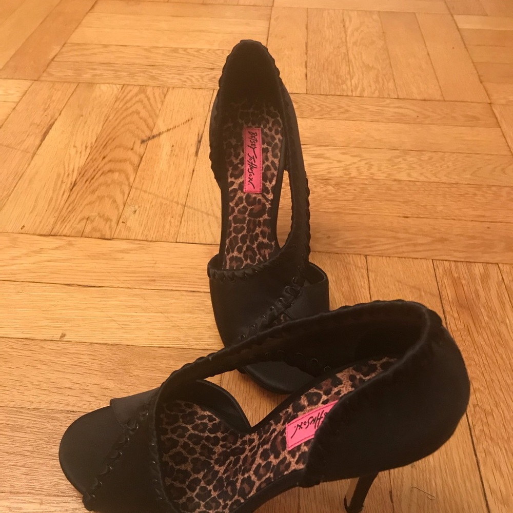 Heels - Picture 4 of 4